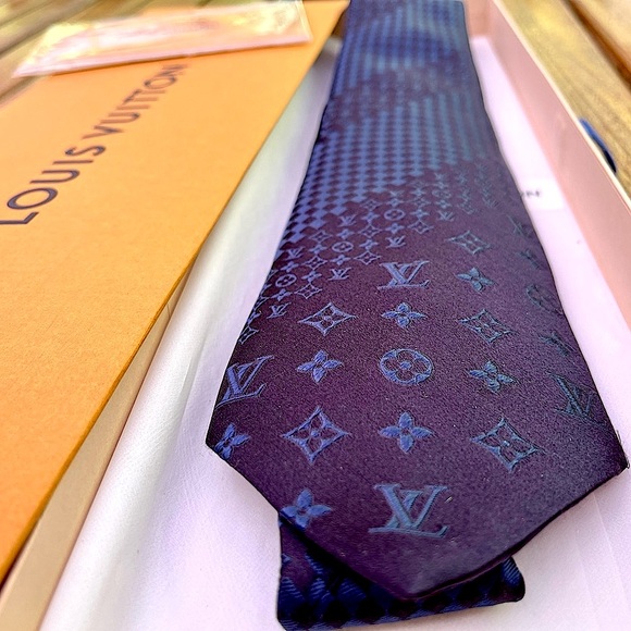 🔥🎁LV HOLIDAY 25’🎁🔥🆕💯LEGENDARY LOUIS VUITTON ICONIC BLUE MONOGRAM MIX TIE🔥 - Picture 7 of 15